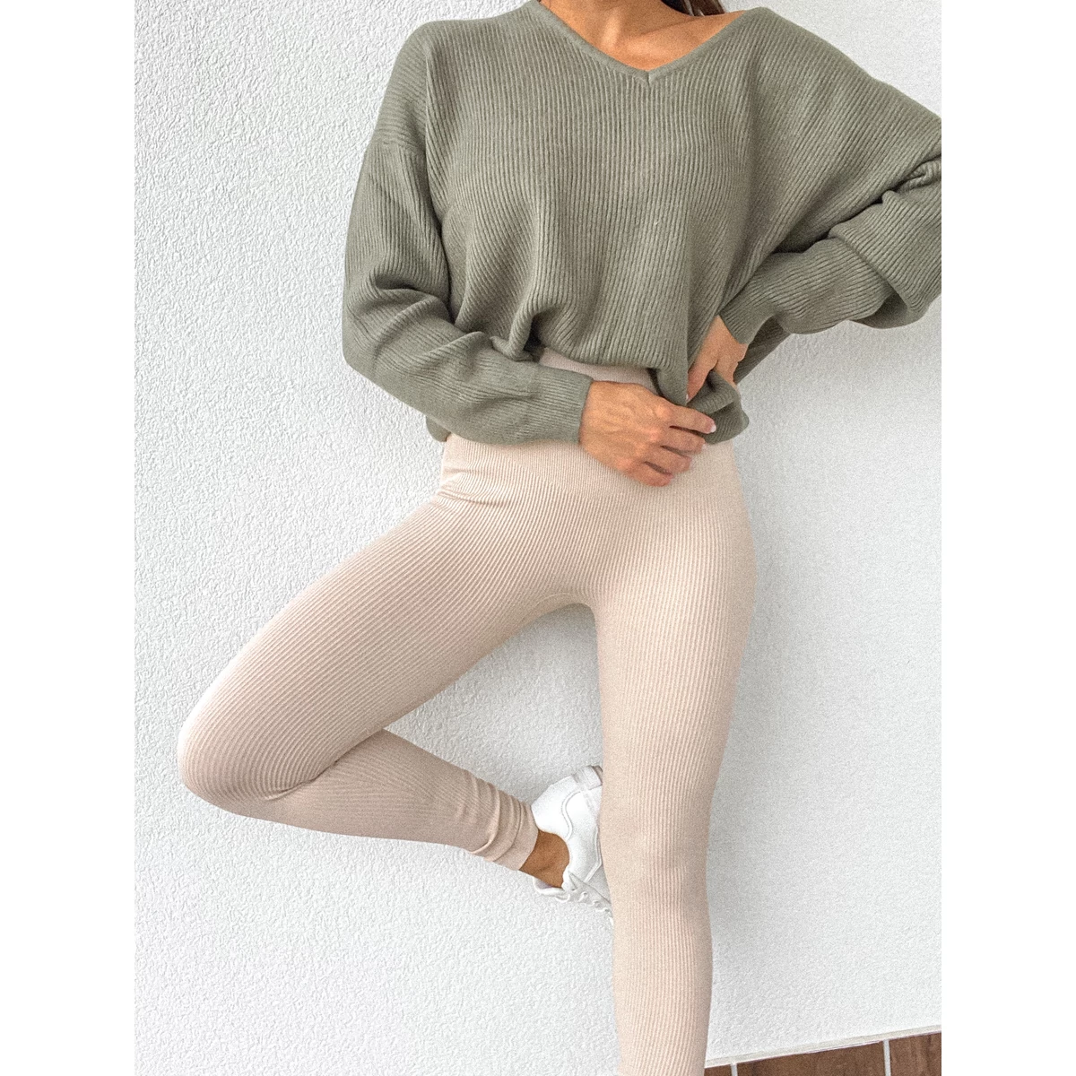 BASIC puha kötött pulóver V nyakkal - Khaki
